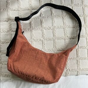 BAGGU Medium Crescent Bag in Rhubard